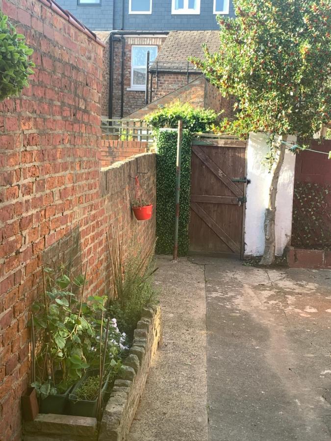 Lovely City Town House With Free Parking Sleeps 2 To 6 Guests York Kültér fotó